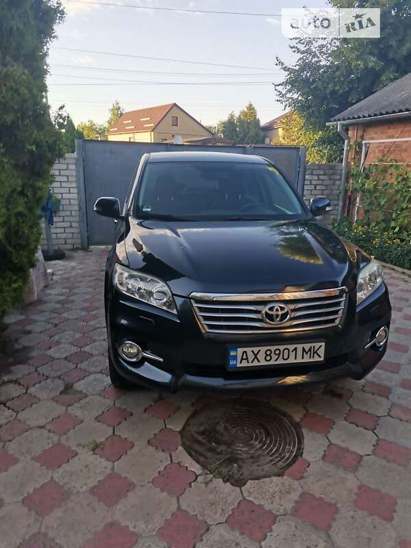 Внедорожник / Кроссовер Toyota RAV4 2012 в 