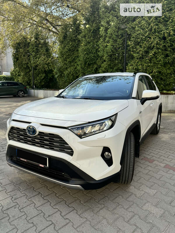 Внедорожник / Кроссовер Toyota RAV4 2020 в Киеве