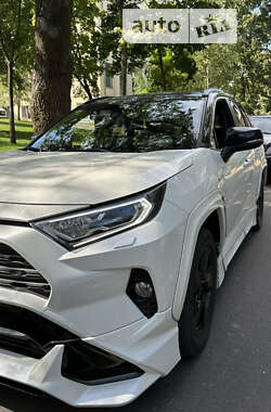 Внедорожник / Кроссовер Toyota RAV4 2020 в Киеве