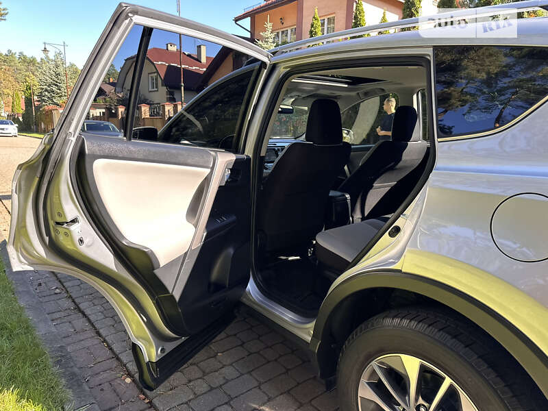 Внедорожник / Кроссовер Toyota RAV4 2017 в Львове