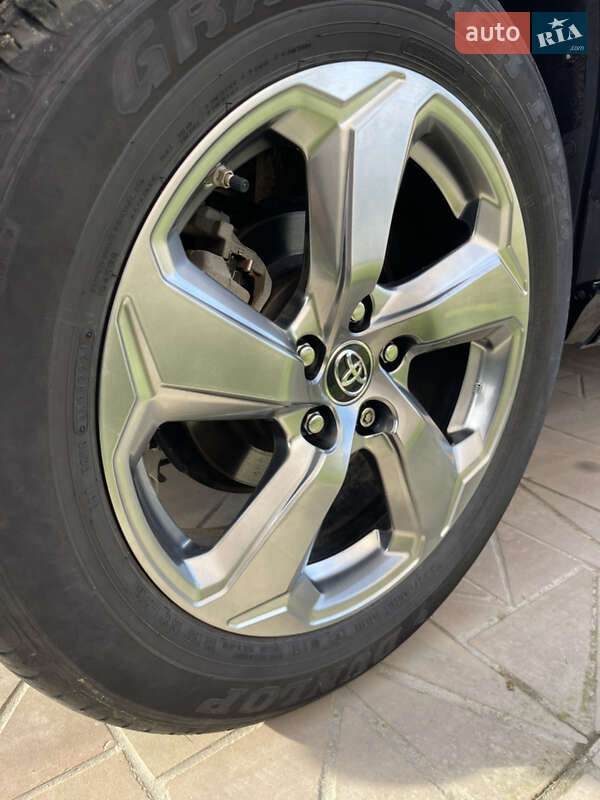 Позашляховик / Кросовер Toyota RAV4 2020 в Чорткові