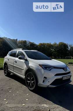 Позашляховик / Кросовер Toyota RAV4 2017 в Івано-Франківську