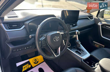 Внедорожник / Кроссовер Toyota RAV4 2023 в 