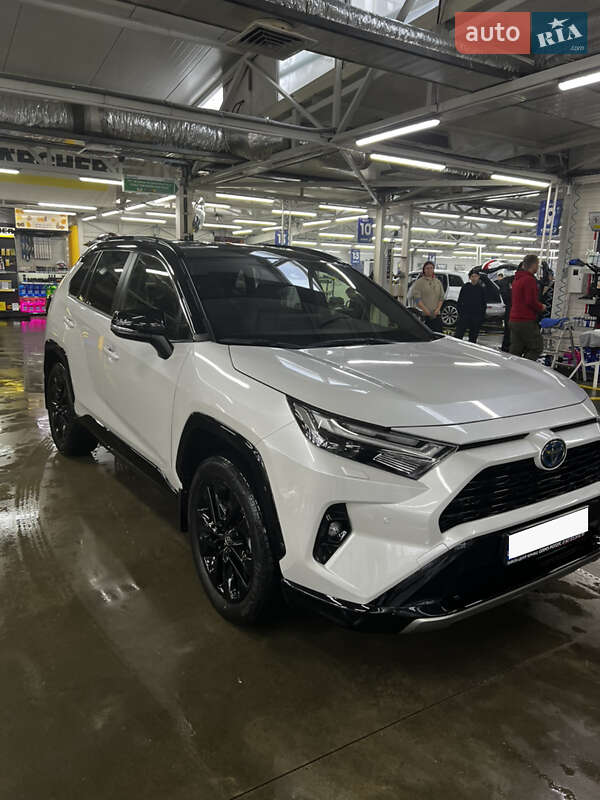 Внедорожник / Кроссовер Toyota RAV4 2023 в Черновцах