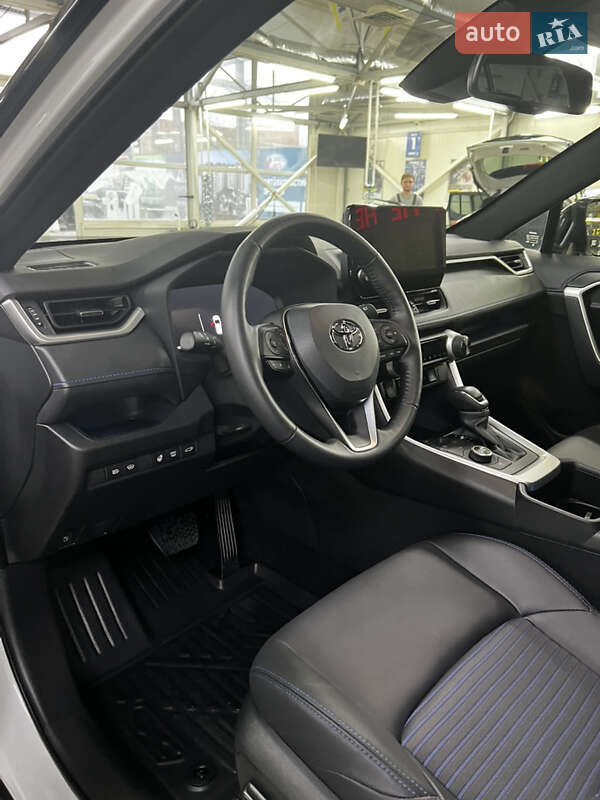 Внедорожник / Кроссовер Toyota RAV4 2023 в Черновцах