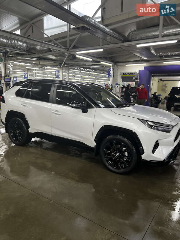 Внедорожник / Кроссовер Toyota RAV4 2023 в Черновцах