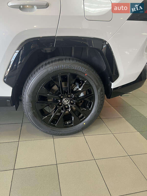 Внедорожник / Кроссовер Toyota RAV4 2023 в Черновцах