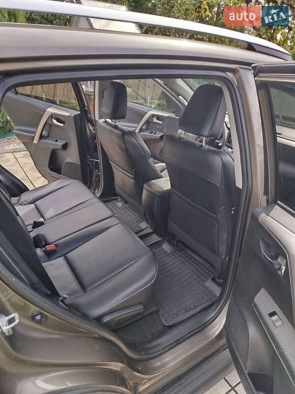 Внедорожник / Кроссовер Toyota RAV4 2015 в Новоселице