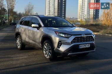 Внедорожник / Кроссовер Toyota RAV4 2020 в Киеве