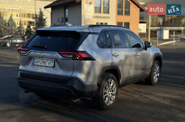 Внедорожник / Кроссовер Toyota RAV4 2020 в Киеве