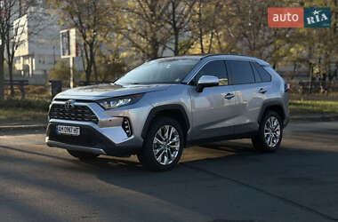 Внедорожник / Кроссовер Toyota RAV4 2020 в Киеве