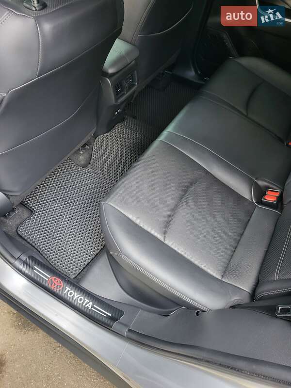 Внедорожник / Кроссовер Toyota RAV4 2021 в Чернигове