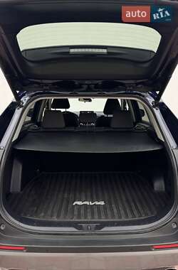 Внедорожник / Кроссовер Toyota RAV4 2021 в 
