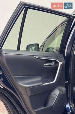 Внедорожник / Кроссовер Toyota RAV4 2021 в 