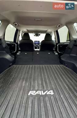 Внедорожник / Кроссовер Toyota RAV4 2021 в 