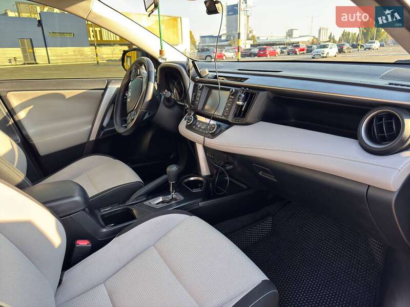 Позашляховик / Кросовер Toyota RAV4 2016 в Львові