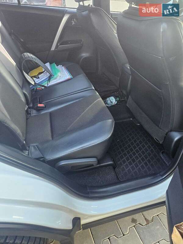 Внедорожник / Кроссовер Toyota RAV4 2017 в Ужгороде