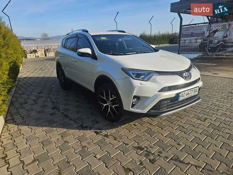 Внедорожник / Кроссовер Toyota RAV4 2017 в Ужгороде