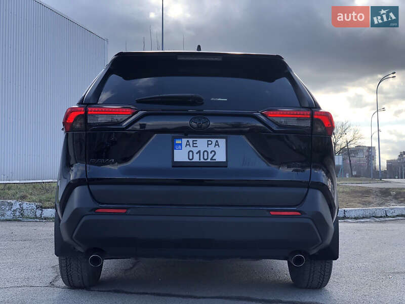 Позашляховик / Кросовер Toyota RAV4 2021 в Дніпрі