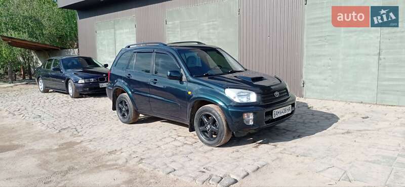 Внедорожник / Кроссовер Toyota RAV4 2002 в Иршанске