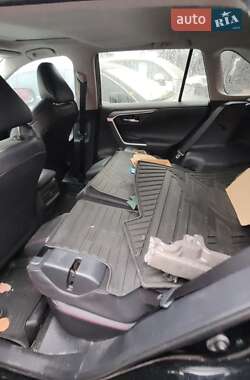 Внедорожник / Кроссовер Toyota RAV4 2021 в 