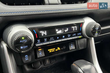Позашляховик / Кросовер Toyota RAV4 2022 в 