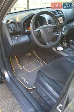 Внедорожник / Кроссовер Toyota RAV4 2012 в 