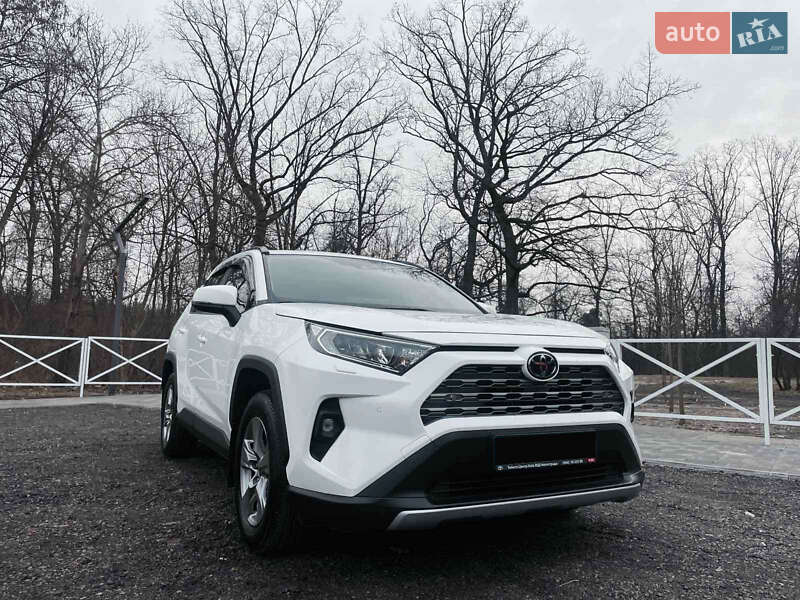 Внедорожник / Кроссовер Toyota RAV4 2023 в 