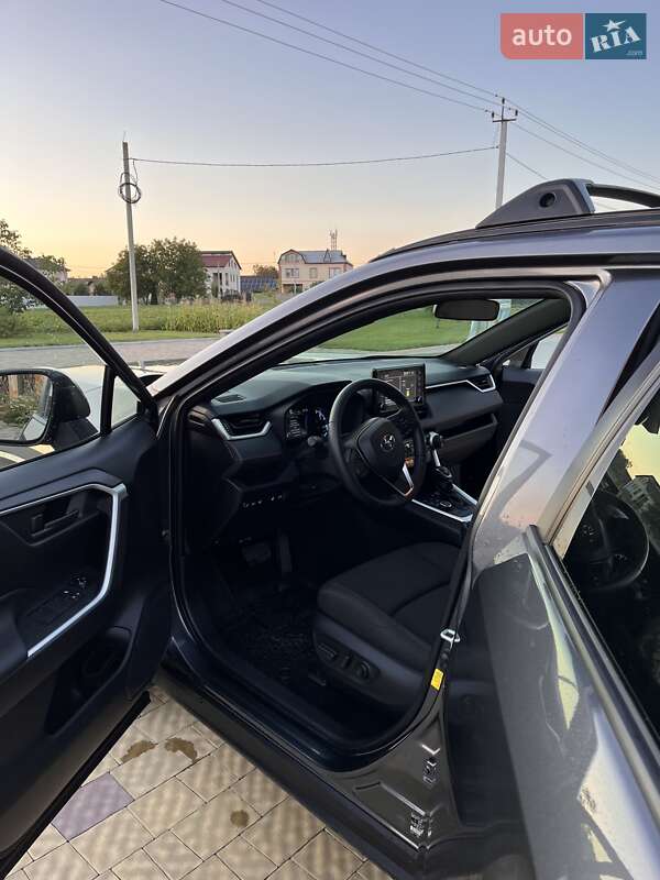 Позашляховик / Кросовер Toyota RAV4 2021 в Тернополі