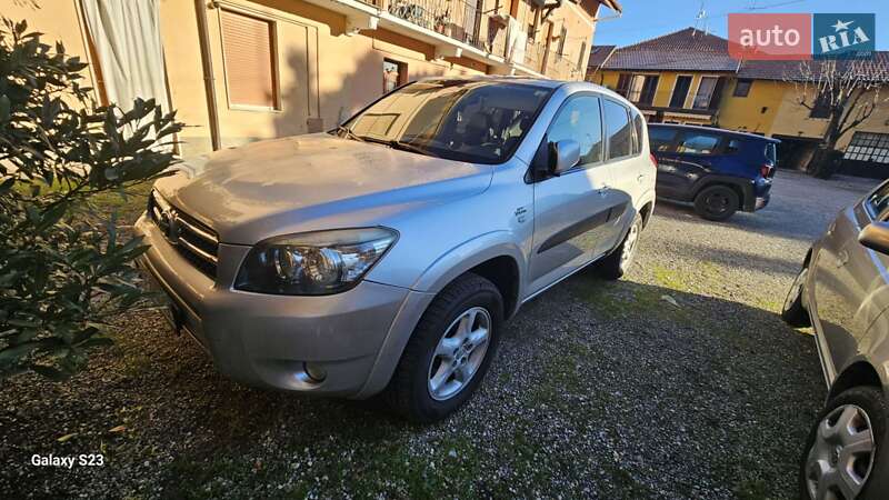 Позашляховик / Кросовер Toyota RAV4 2006 в Чернівцях