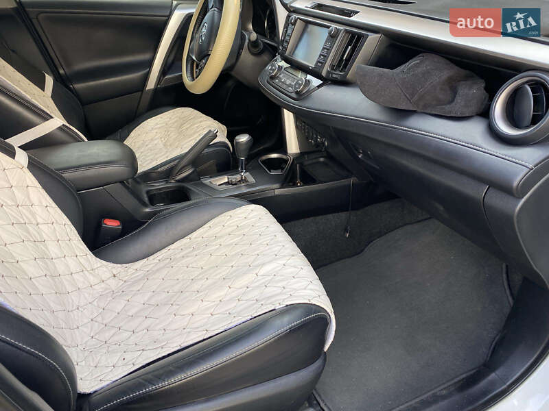 Позашляховик / Кросовер Toyota RAV4 2015 в Первомайську