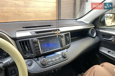 Внедорожник / Кроссовер Toyota RAV4 2015 в 