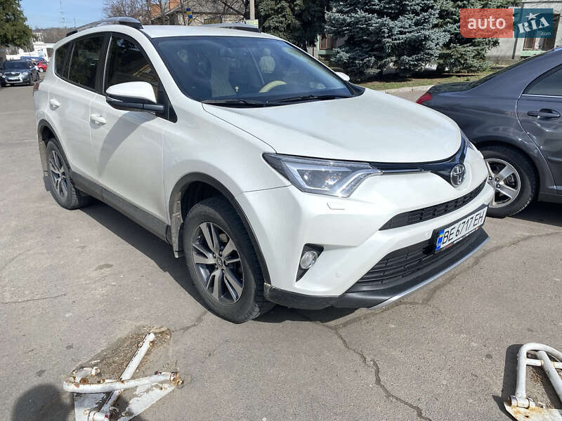Позашляховик / Кросовер Toyota RAV4 2015 в Первомайську