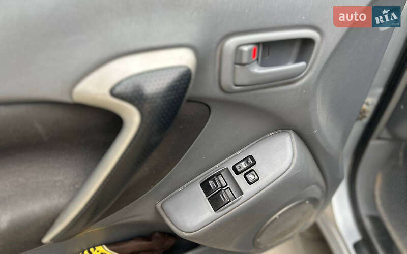 Внедорожник / Кроссовер Toyota RAV4 2002 в Черновцах