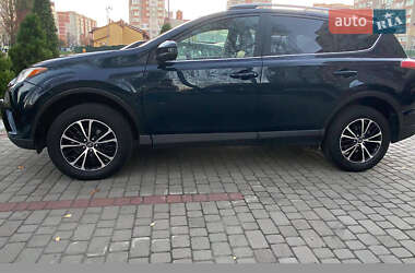 Позашляховик / Кросовер Toyota RAV4 2017 в Рівному