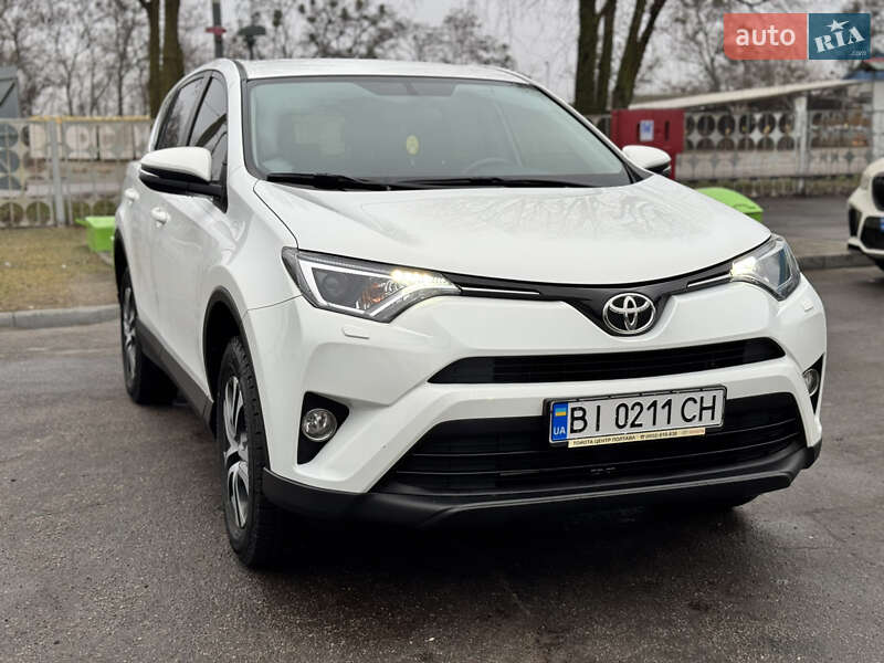 Внедорожник / Кроссовер Toyota RAV4 2016 в 