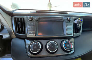 Внедорожник / Кроссовер Toyota RAV4 2015 в 