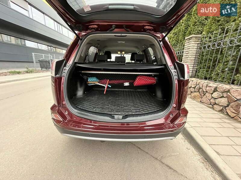 Внедорожник / Кроссовер Toyota RAV4 2017 в Киеве