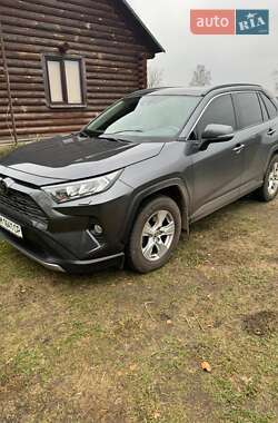 Внедорожник / Кроссовер Toyota RAV4 2020 в Глухове