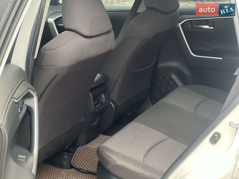 Позашляховик / Кросовер Toyota RAV4 2020 в Рокитному