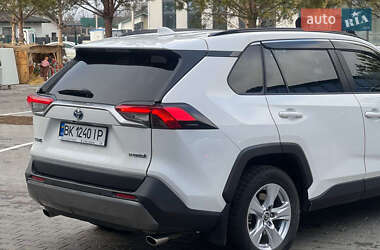 Позашляховик / Кросовер Toyota RAV4 2020 в Рокитному