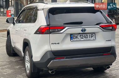 Внедорожник / Кроссовер Toyota RAV4 2020 в Рокитном