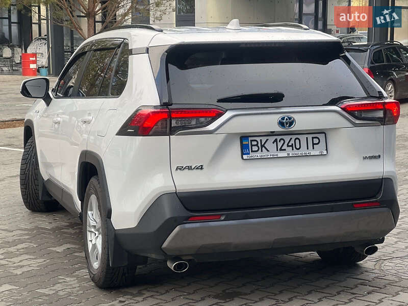 Позашляховик / Кросовер Toyota RAV4 2020 в Рокитному