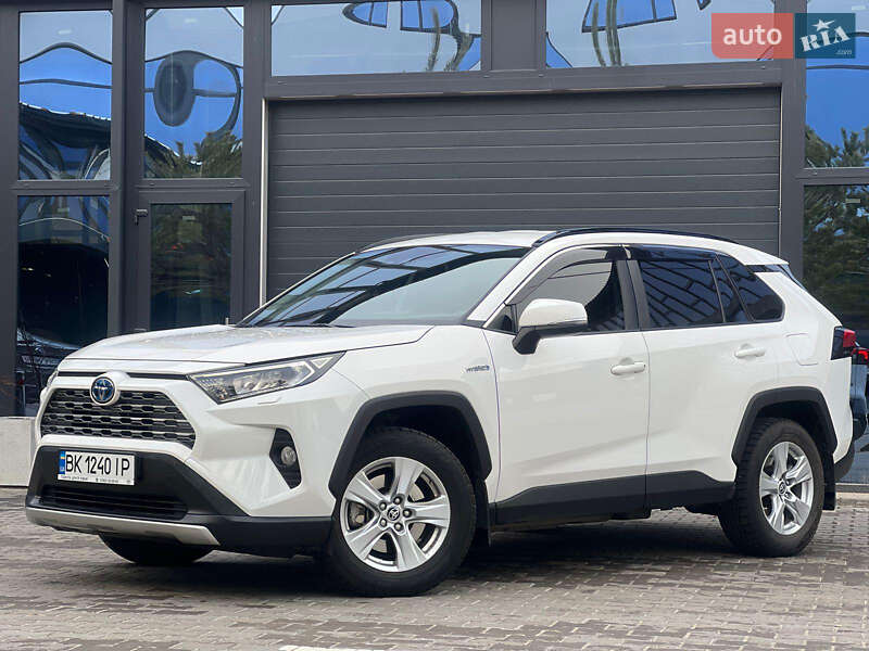 Позашляховик / Кросовер Toyota RAV4 2020 в Рокитному