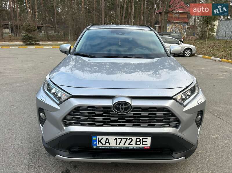 Позашляховик / Кросовер Toyota RAV4 2020 в Бучі