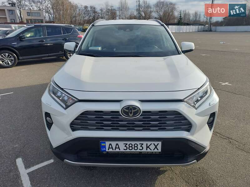 Позашляховик / Кросовер Toyota RAV4 2019 в 