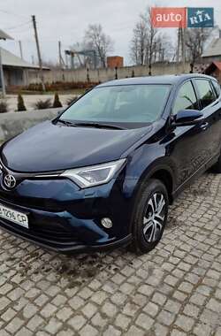 Внедорожник / Кроссовер Toyota RAV4 2017 в Кельменцах