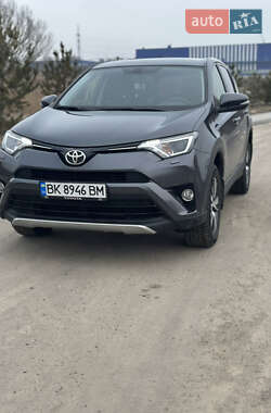 Позашляховик / Кросовер Toyota RAV4 2015 в Рівному