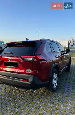 Позашляховик / Кросовер Toyota RAV4 2020 в 