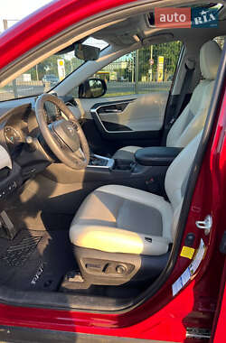 Позашляховик / Кросовер Toyota RAV4 2020 в 
